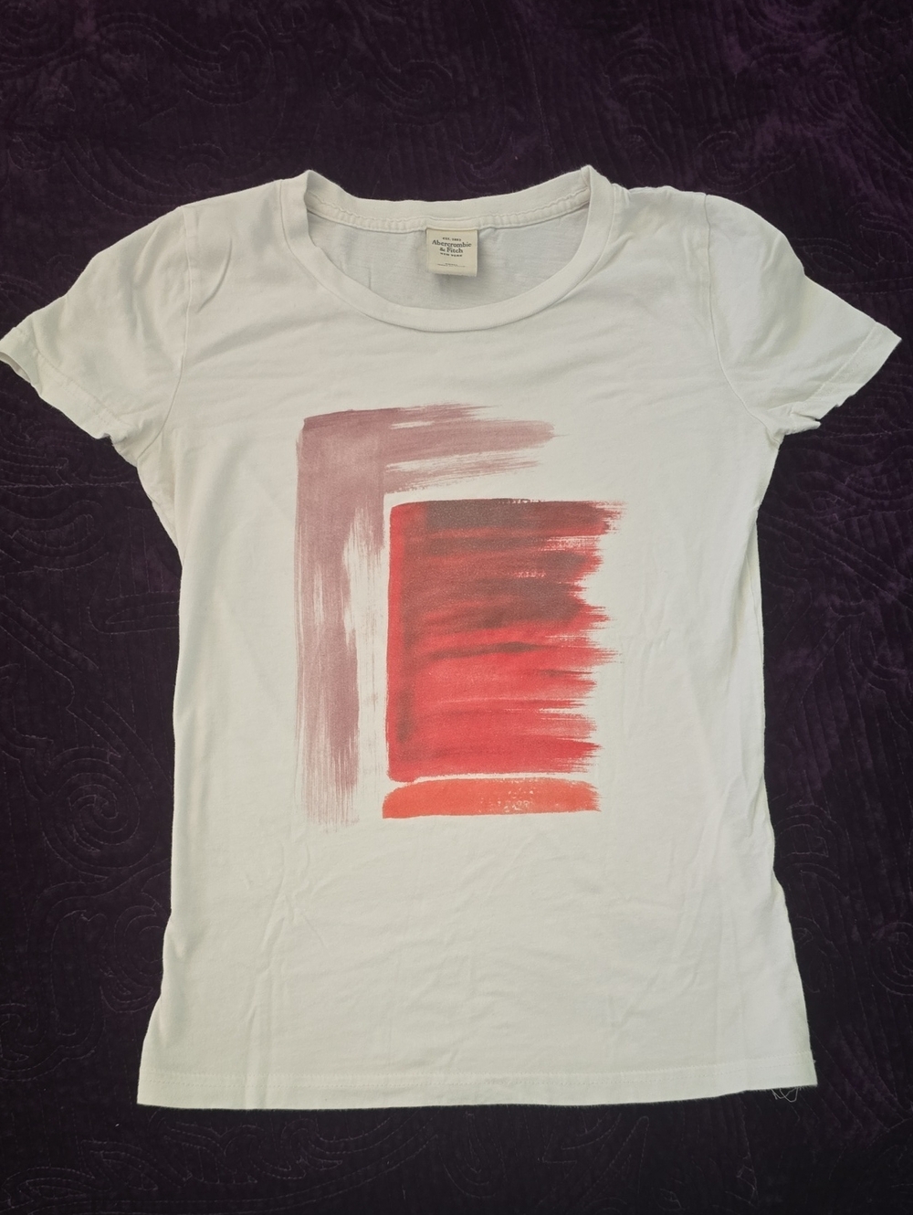 Abercrombie & Fitch White Tee with Red and Mauve Brushstroke Design Size Small
